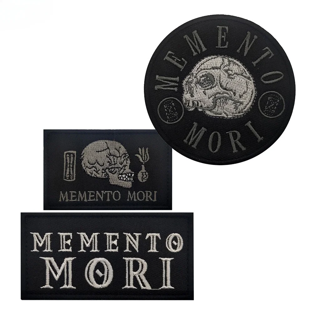Parche de calavera Memento Mori en fondo oscuro