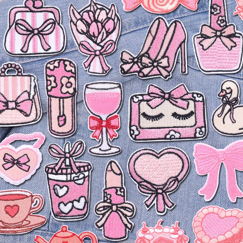 Detalle del diseño corazón de amor con lazo rosa