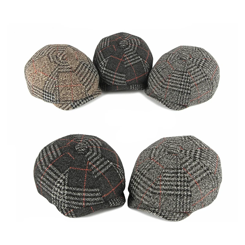 Gorra retro a cuadros negros en estilo octogonal