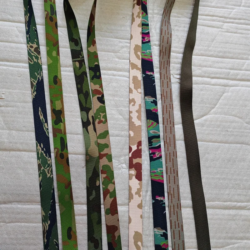 Detalle del ancho de 2,5 cm para ajuste en correas
