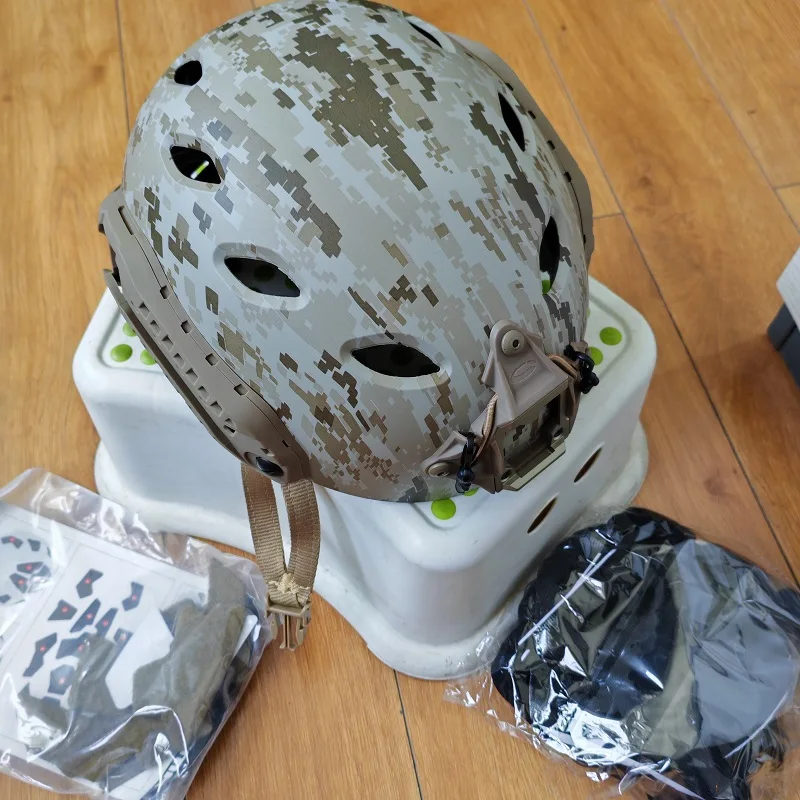 Ruirui AOR1 Casco táctico con orificios para exteriores