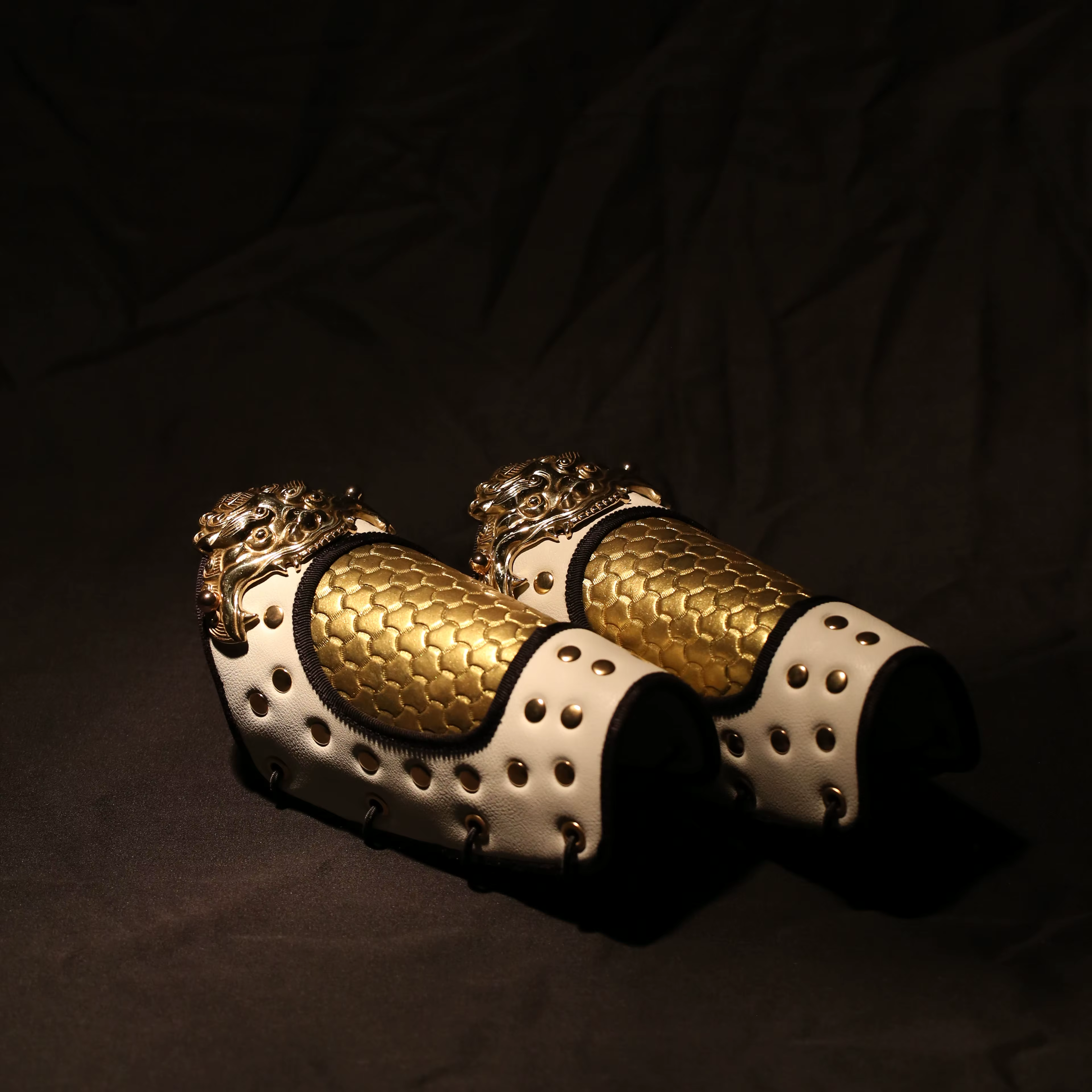 Protector de muñeca cuero con armadura cobre artesanal - imagen 3