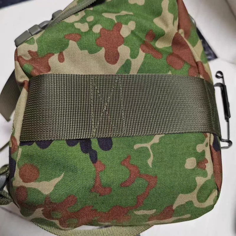 Bolsa en uso sobre terreno