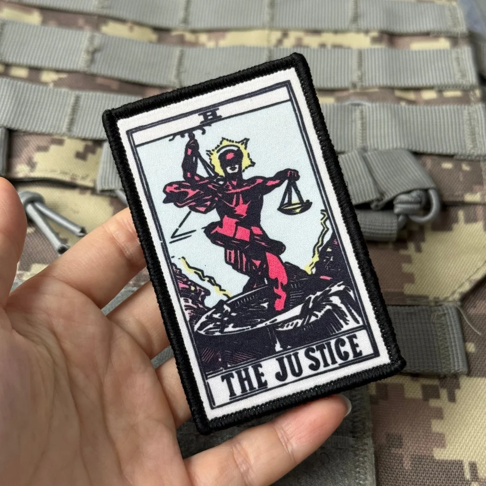 Parche de Tarot La Justicia con velcro para mochila militar - imagen 5