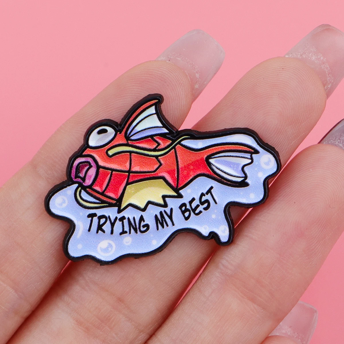 Detalle del diseño tipo pez y acabado esmaltado