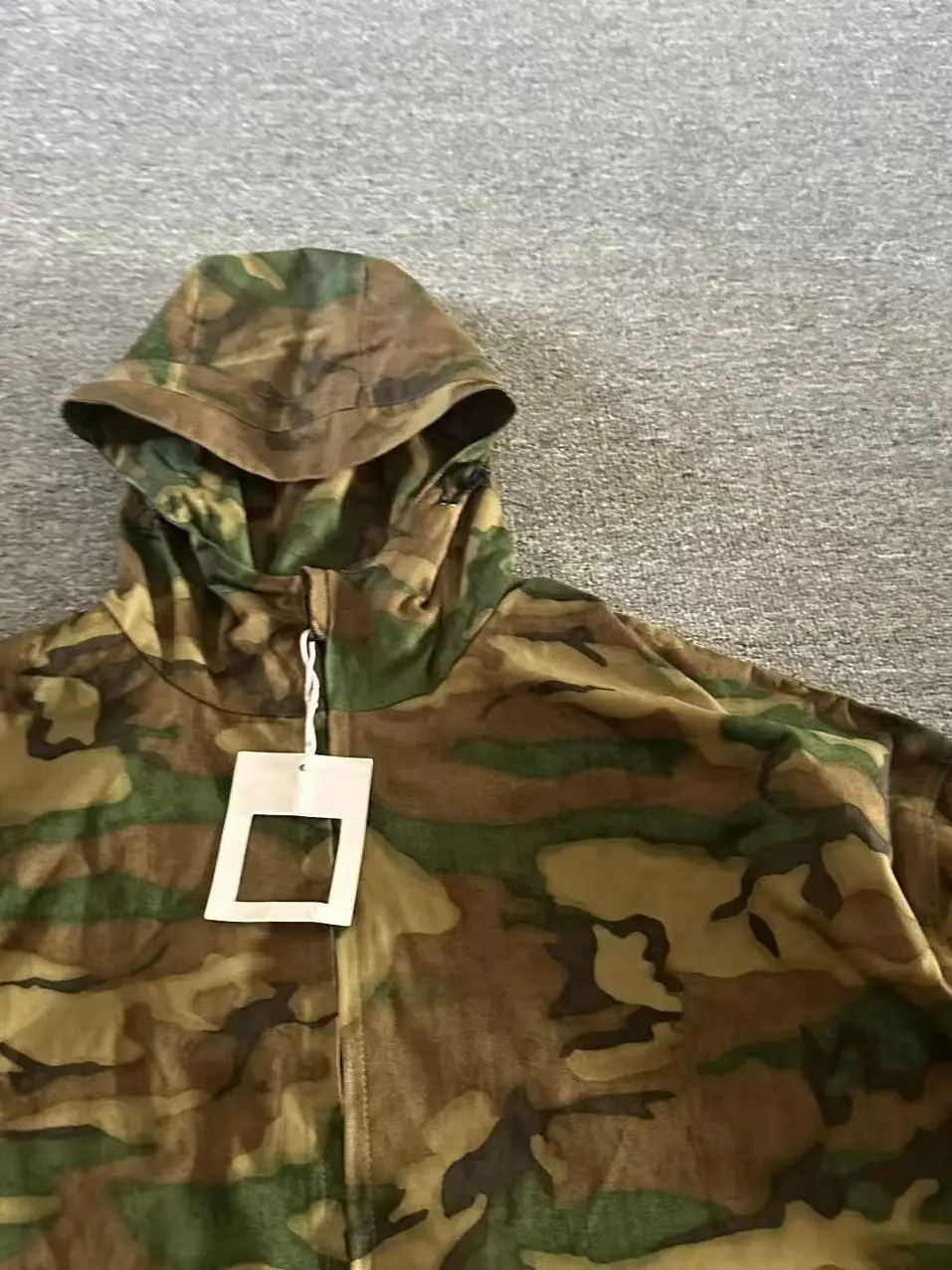 Chaqueta táctica con capucha camuflaje exterior, bolsillos y cordón - imagen 5