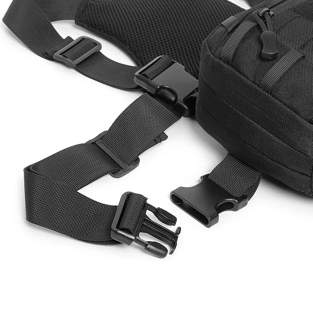 Detalles de costuras reforzadas y cremalleras de la bolsa táctica