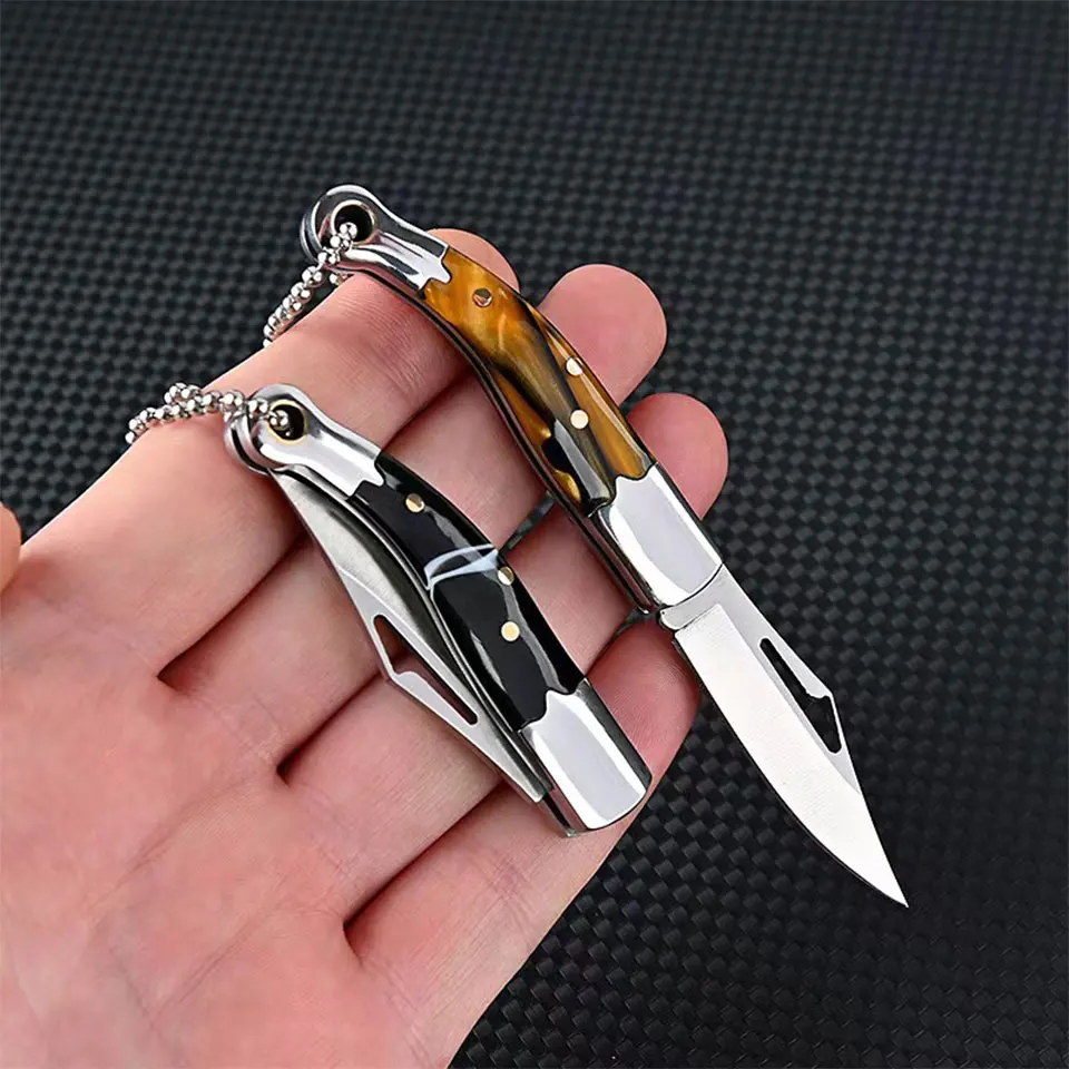 Mini cuchillo plegable con acabado metálico