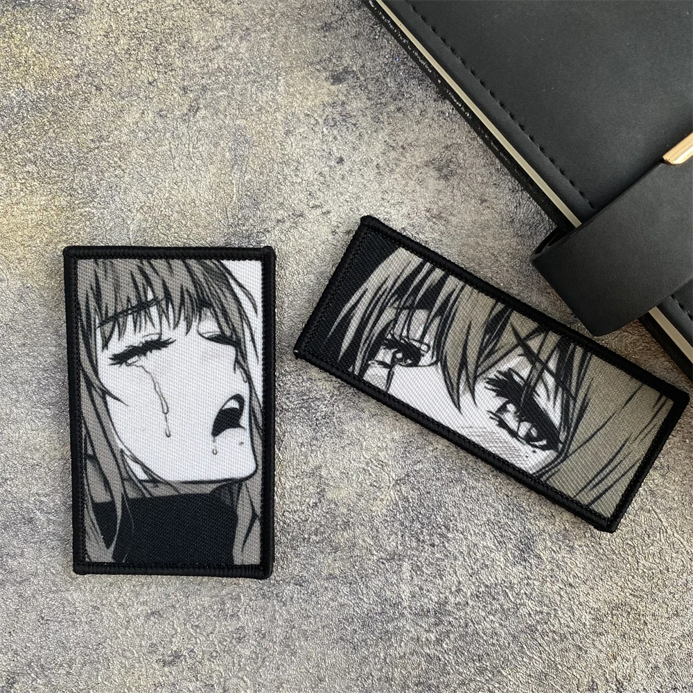 Parche frontal con diseño de ojos anime y estilo táctico