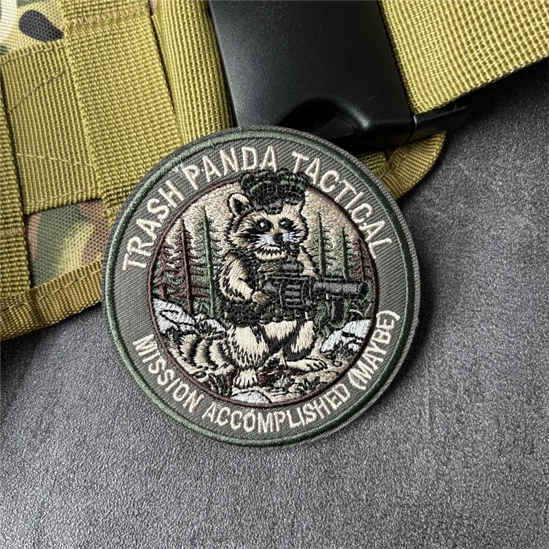 Parche táctico bordado mapache militar con velcro y MOLLE - imagen 4