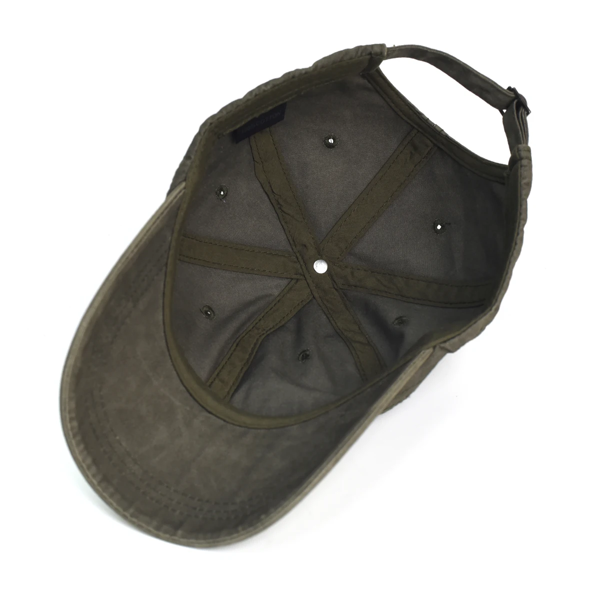 Detalle frontal de la gorra