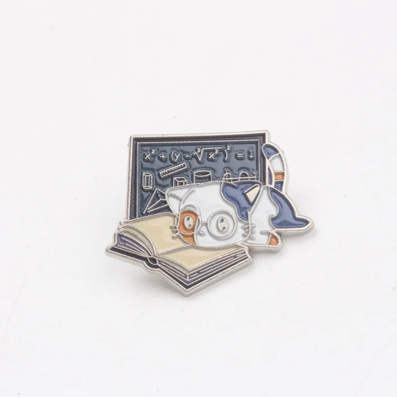 Pin esmaltado gato colegial vintage - broche pizarra matemáticas - imagen 5