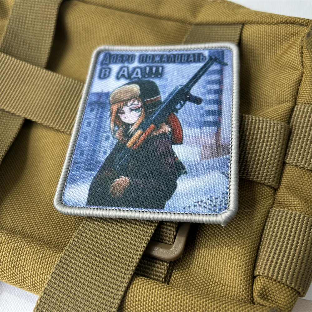 Cheurón y gancho indicativos de estilo militar