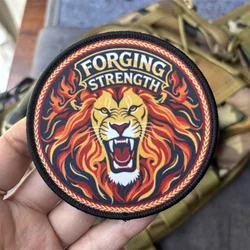 FORGING STRENGTH Parche táctico de león con velcro gancho y bucle