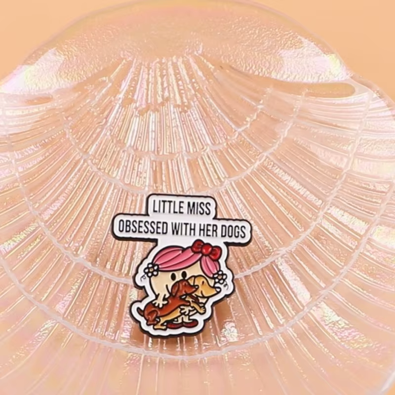 Pin de esmalte chica dibujos animados – Broche para amantes de perros - imagen 3