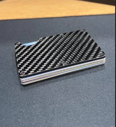 Portatarjetas RFID de aleación aluminio negro efecto fibra carbono