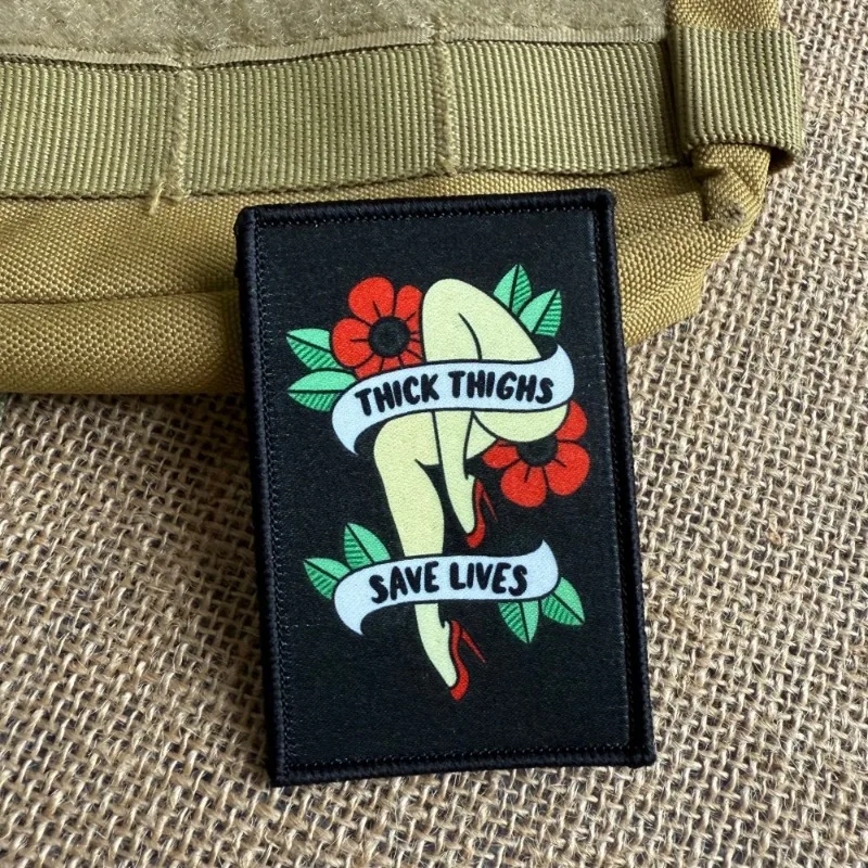 Parche táctico Muslos Gruesos Salvan Vidas retro floral – Para chaleco y mochila - imagen 3