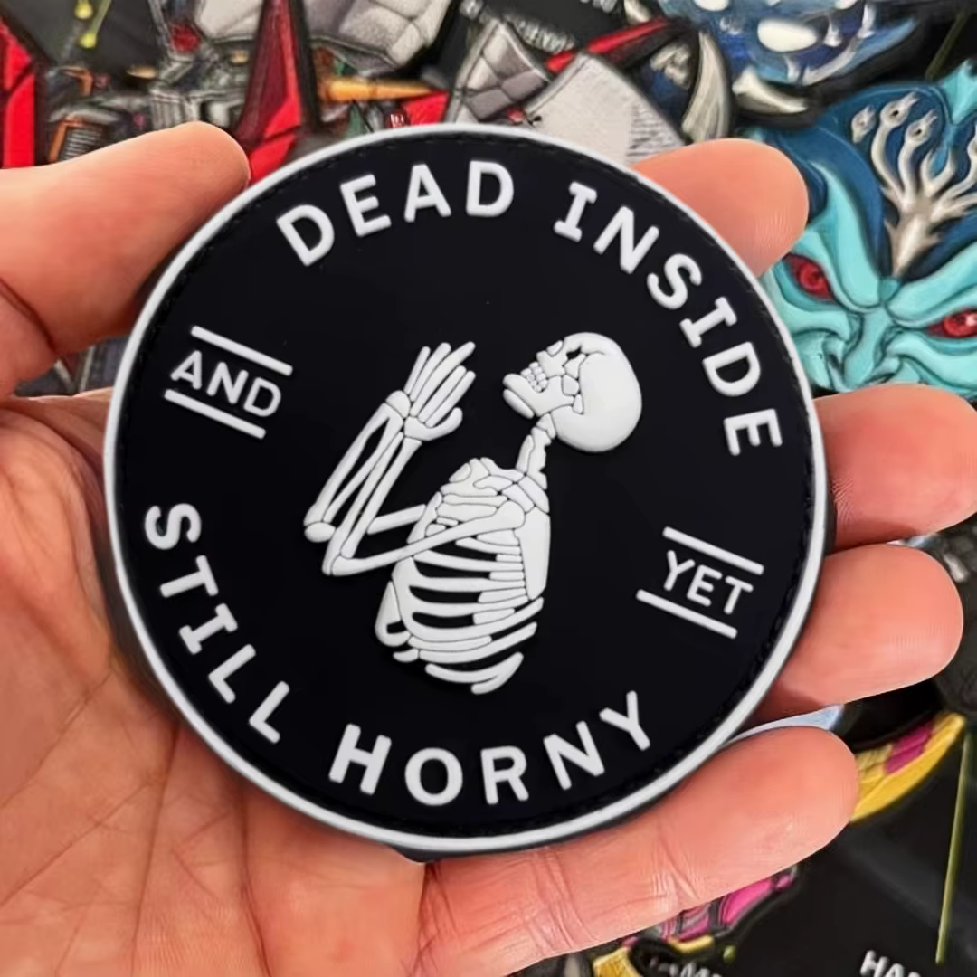Parche táctico calavera Dead Still Horny – PVC para mochilas - imagen 2