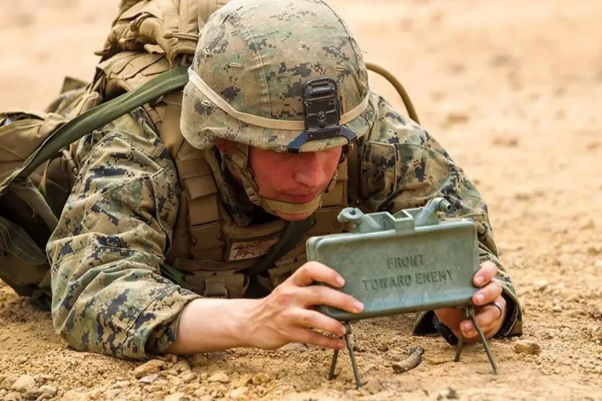 Front Toward Enemy Parche Bordado M18A1 Claymore Táctico - imagen 5