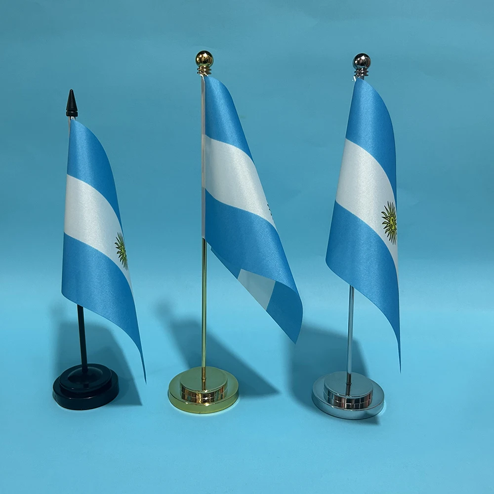 Bandera argentina sobre escritorio