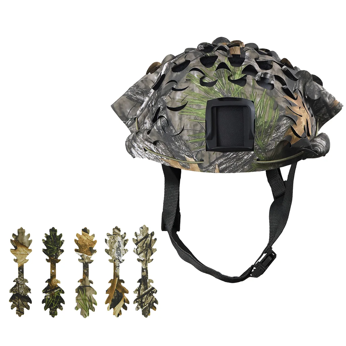 Casco con red de camuflaje en entorno de bosque