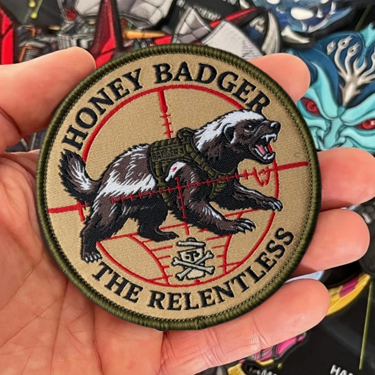 Parche táctico THE RELENTLESS Honey Badger bordado gancho y bucle - imagen 4