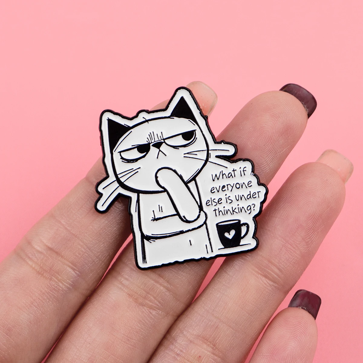 Pin colocado en una solapa de chaqueta