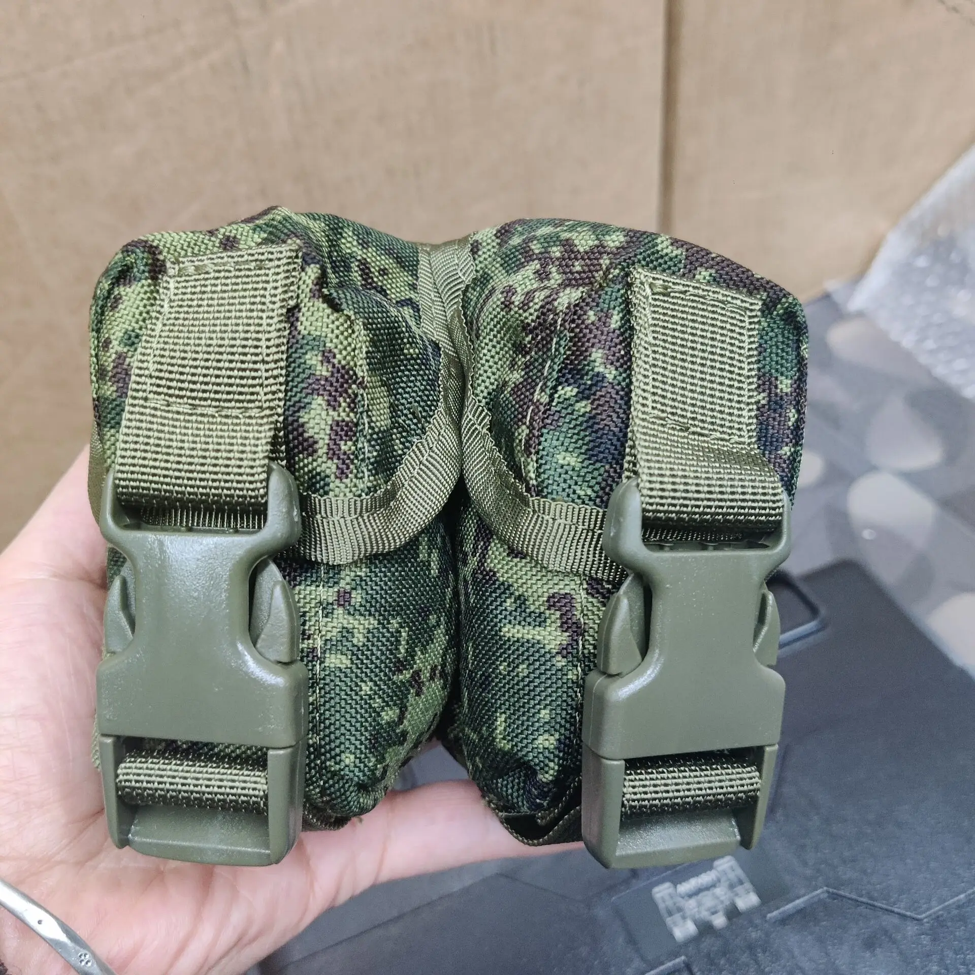 Compartimentos y panel MOLLE para personalizar el acceso