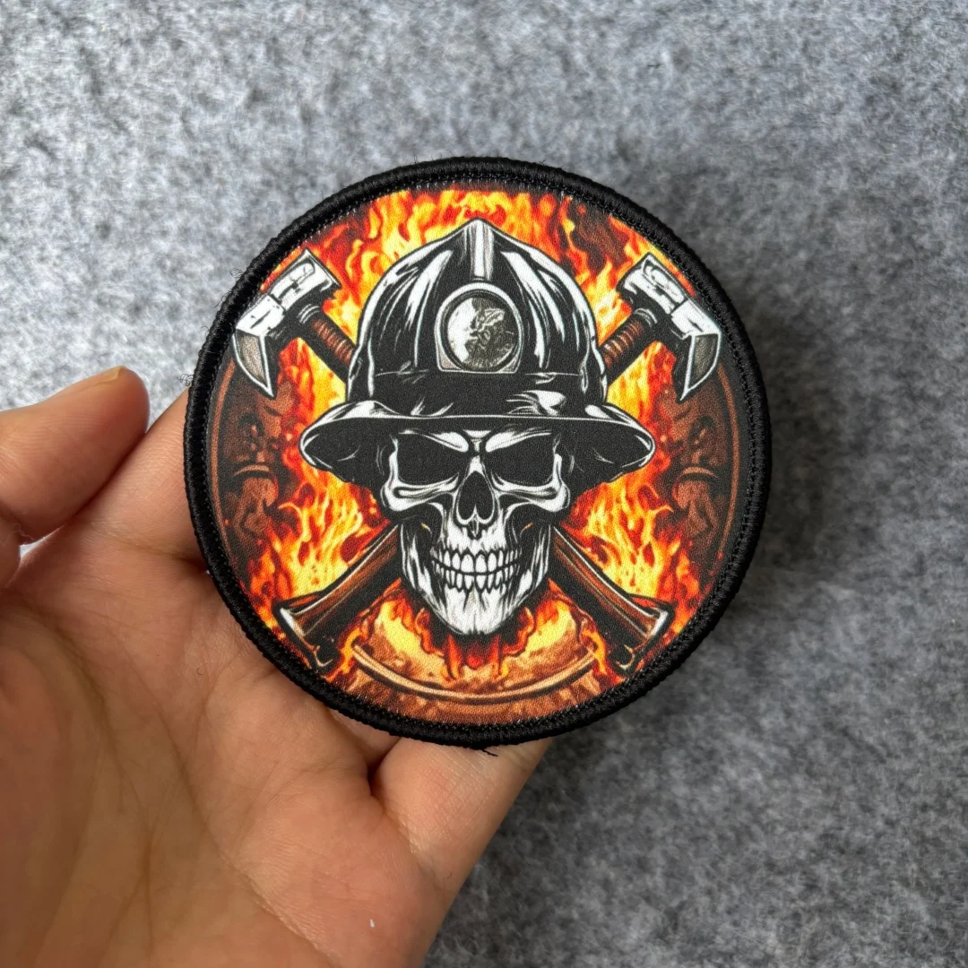 Parche táctico calavera bombero con hachas cruzadas gancho-bucle