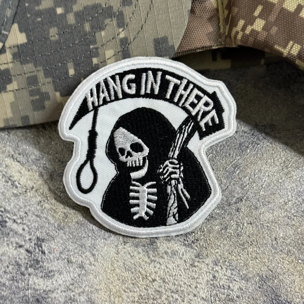 Parche táctico moral bordado Mano de Muerte Hang in There velcro - imagen 4