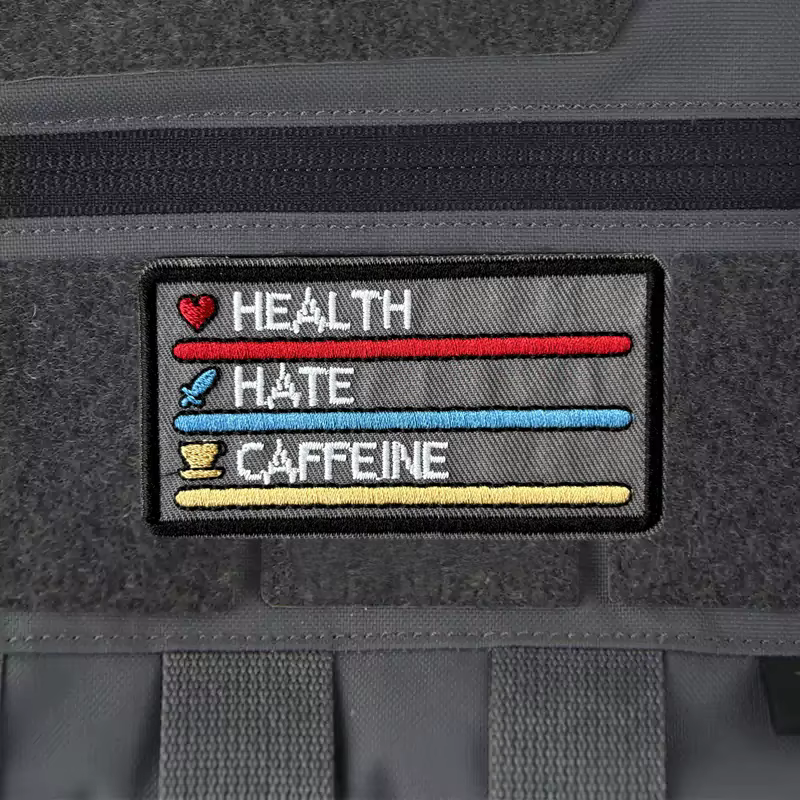 Detalle del bordado del parche con texto salud odio cafeína