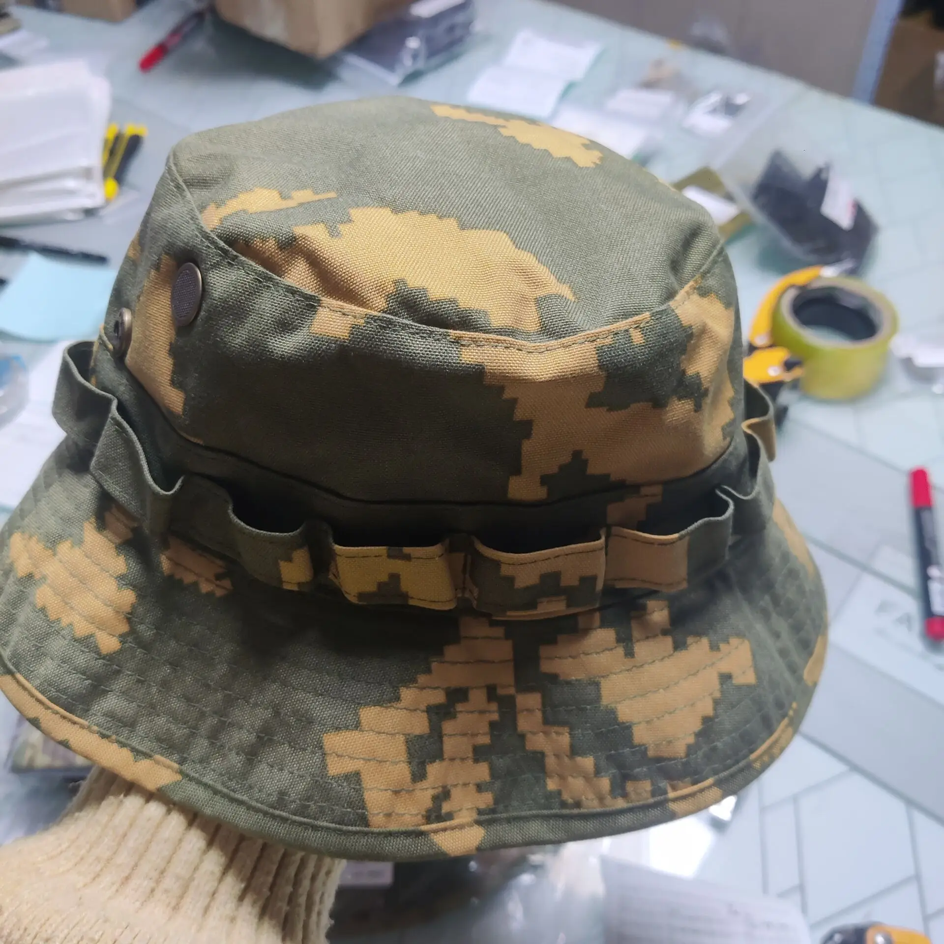 Sombrero floral amarillo de camuflaje ruso en vista frontal