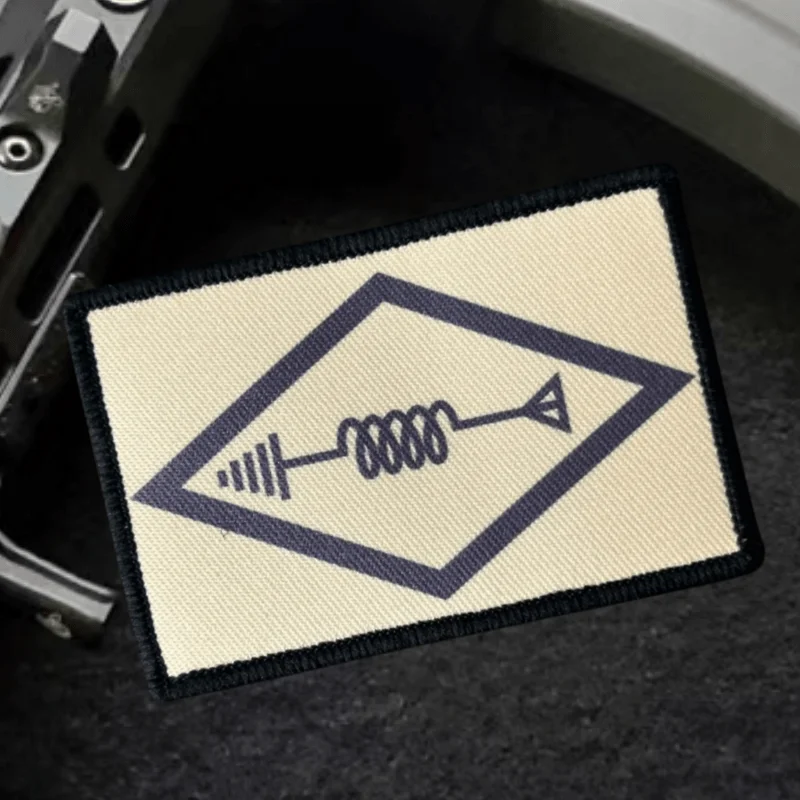 Parche decorativo tipo insignia con cierre flexible