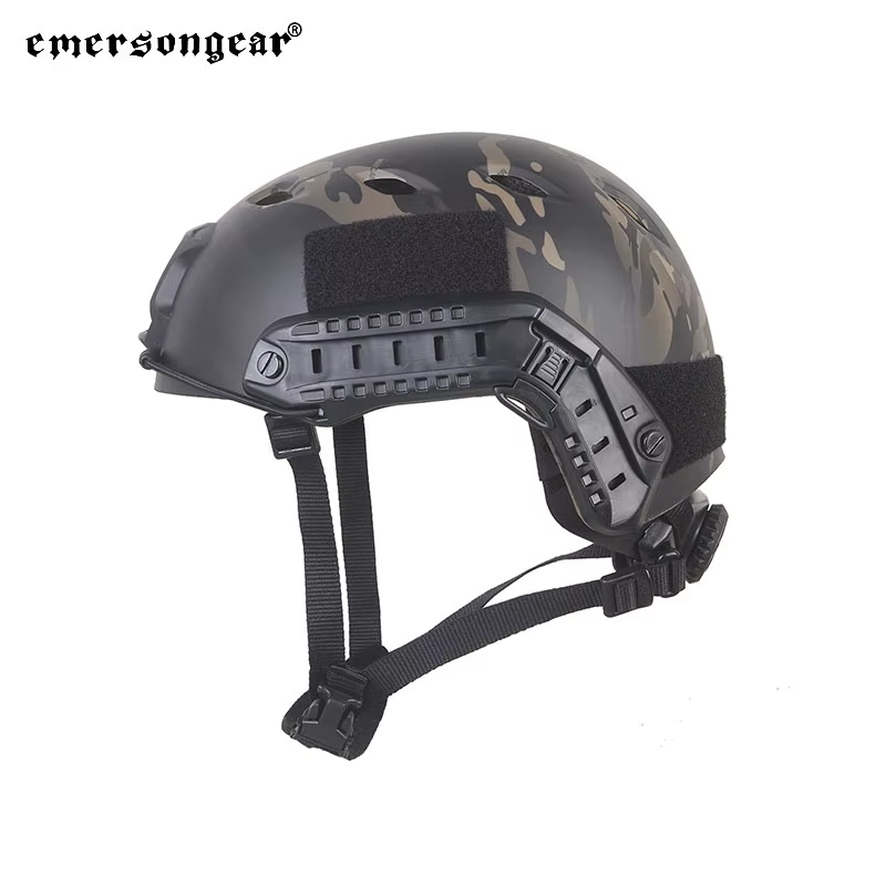 Casco tactico vista lateral con accesorios