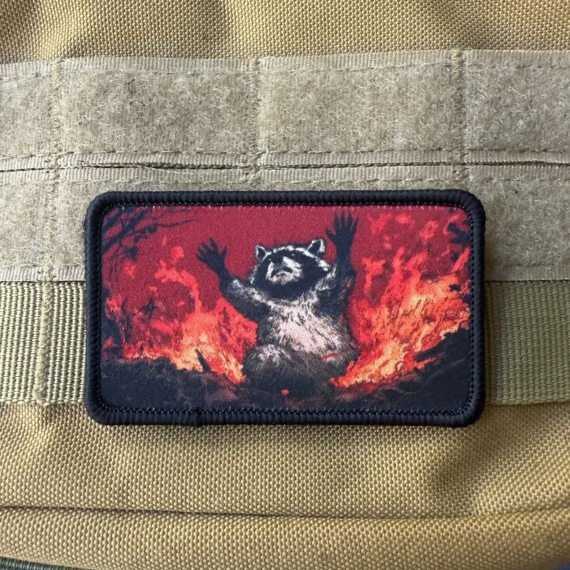Parche táctico velcro mapache en llamas para brazalete y mochila