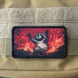 Parche táctico velcro mapache en llamas para brazalete y mochila
