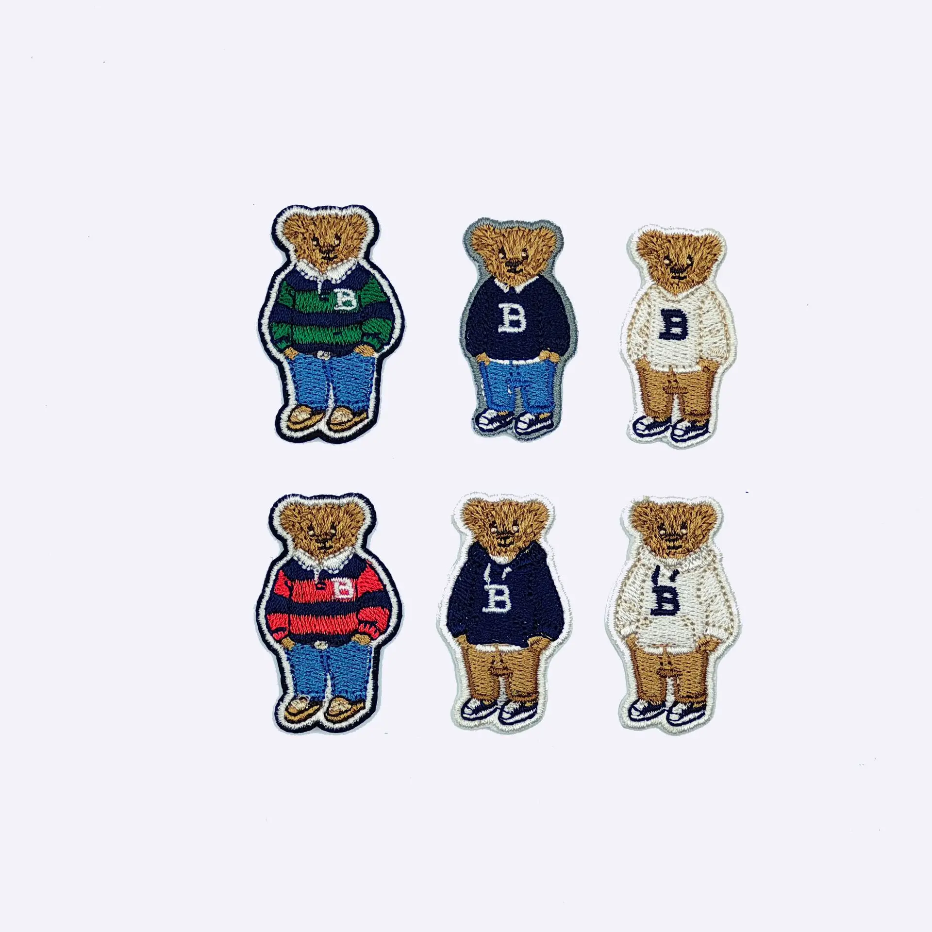 Parche bordado oso de peluche aplicado en mochila outdoor