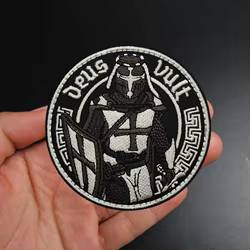 Parche táctico DEUS VULT bordado – Moral militar para mochila