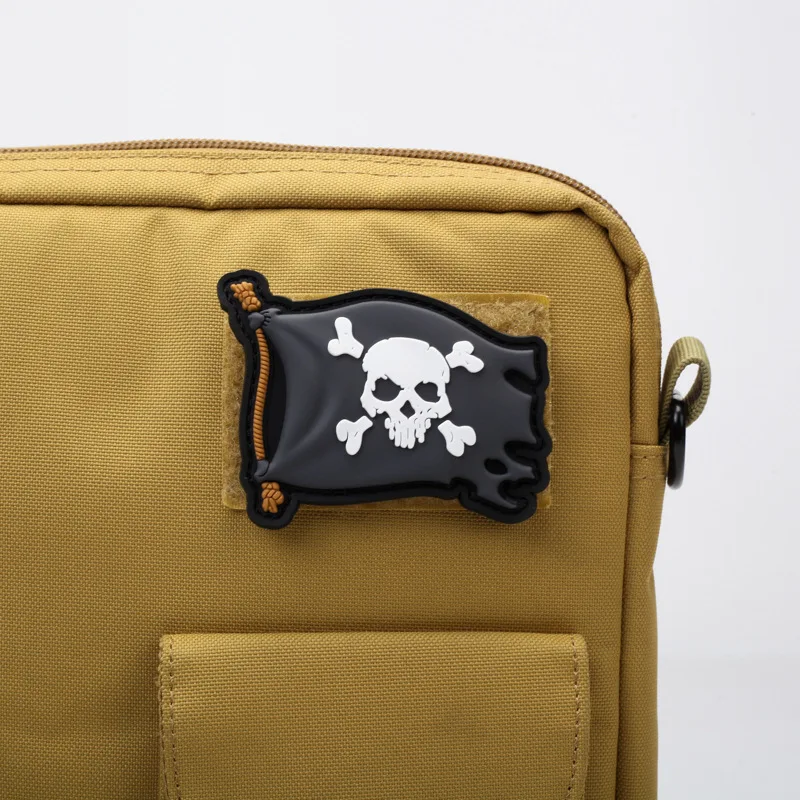 Parche táctico PVC 3D luminoso pirata con velcro - imagen 5