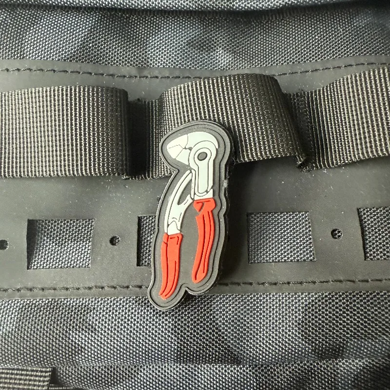 Parche táctico PVC goma – Oso Enojado, navaja suiza y velcro - imagen 2