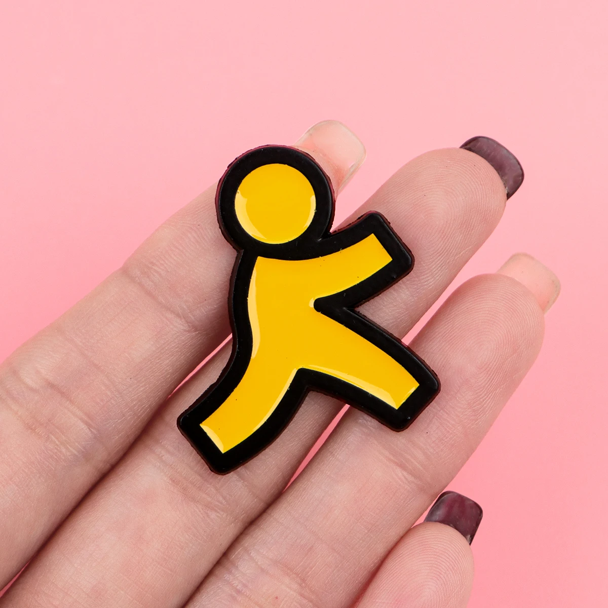 Combinación de varios pins sobre una chaqueta vaquera