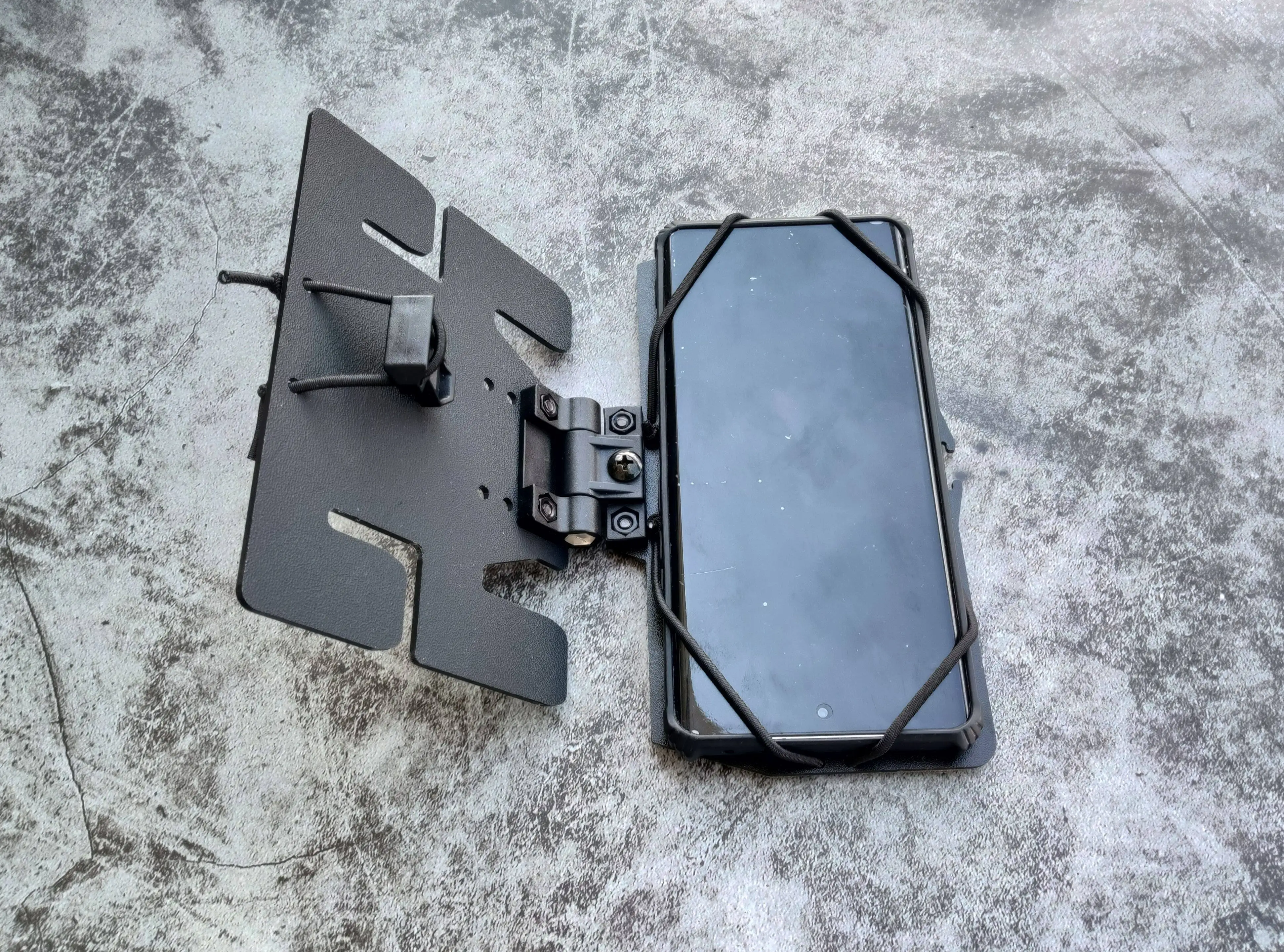 Vista del soporte para llevar el teléfono en el pecho