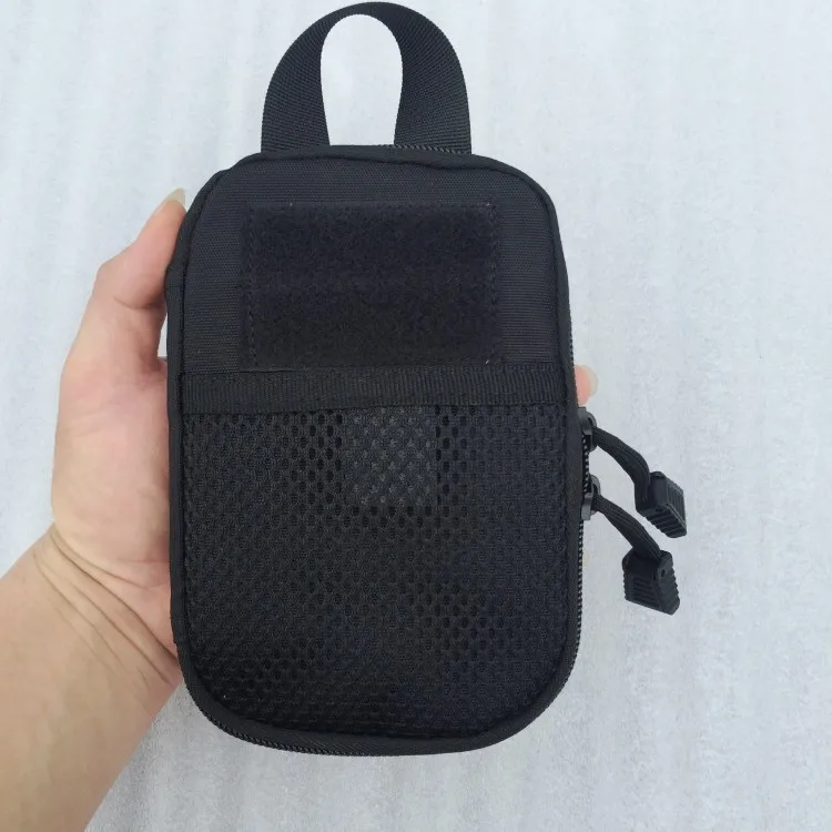 Riñonera táctica EDC con sistema MOLLE en uso