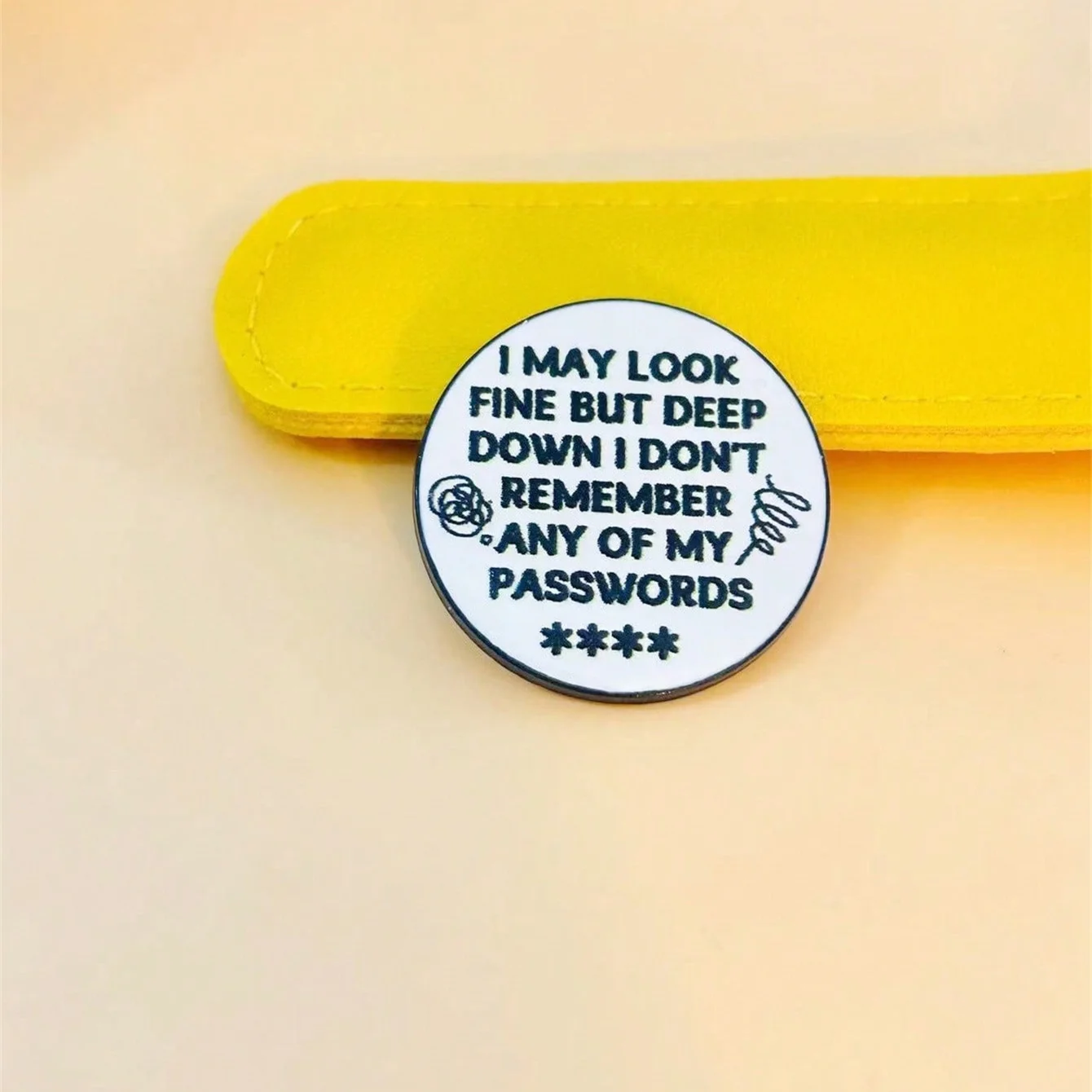 Broche con texto divertido mujer, accesorio para bolso - imagen 2