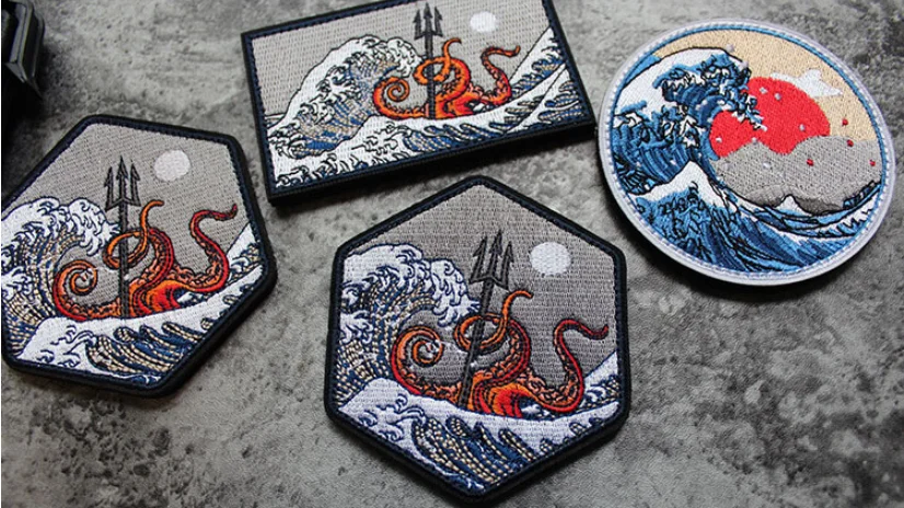 Motivos de pulpo y ola con estética Kanagawa
