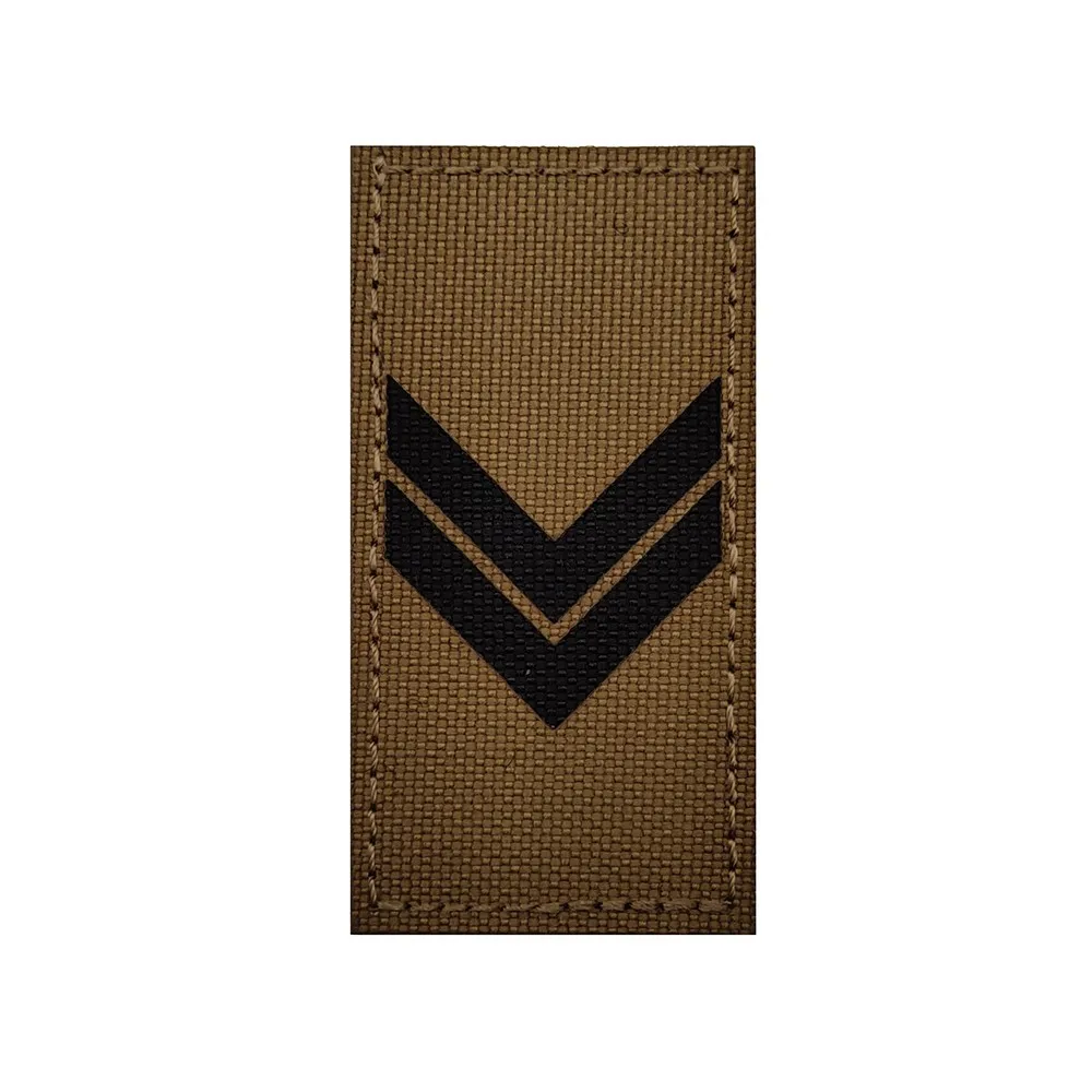 Emblema y raya en V con acabado definido