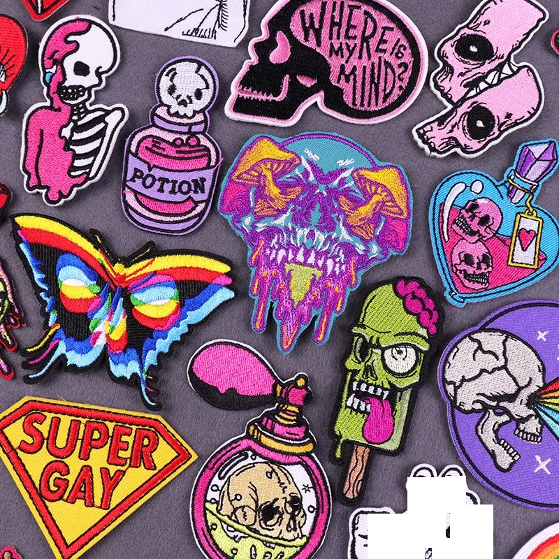 Detalle del bordado del parche calavera rosa