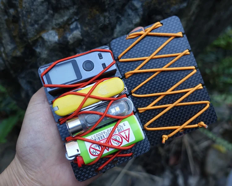Tarjetero EDC fibra de carbono con cordón elástico para organización - imagen 3