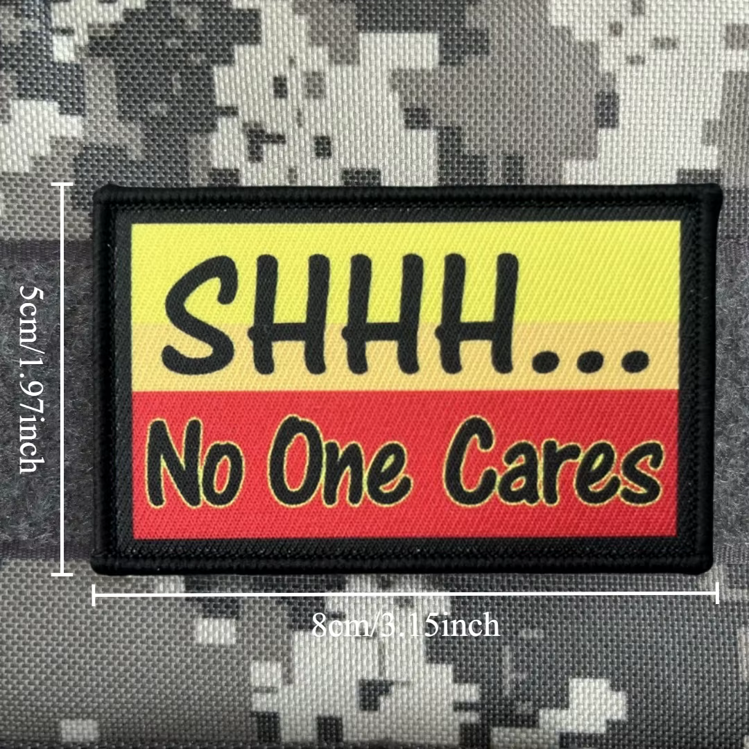 Parche táctico SHHH No One Cares sobre fondo militar