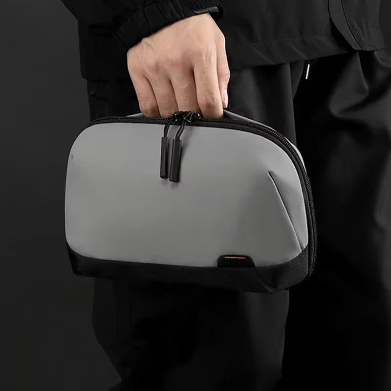 Organizador de electrónica de viaje en uso, con accesorios